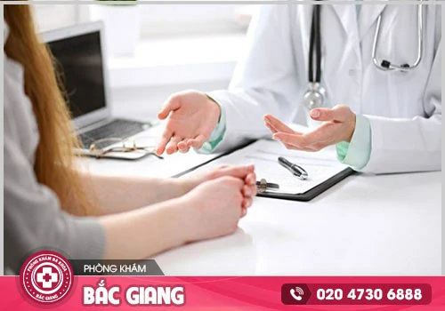 Chị em cần nhanh chóng tiến hành thăm khám khi gặp hiện tượng khí hư có mùi. khí hư có mùi