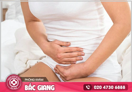 Trễ kinh ra huyết trắng vón cục có nguy hiểm không?